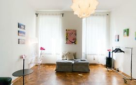 Alla Scalinata Del Teatro Rossetti Parcheggio