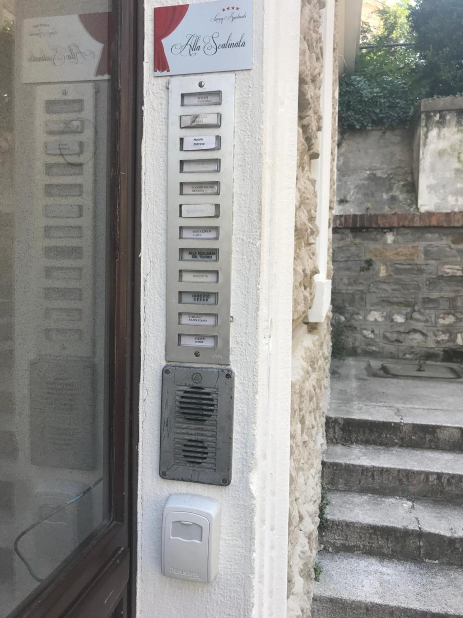 Alla Scalinata Del Teatro Rossetti Parcheggio Triest Exterior foto