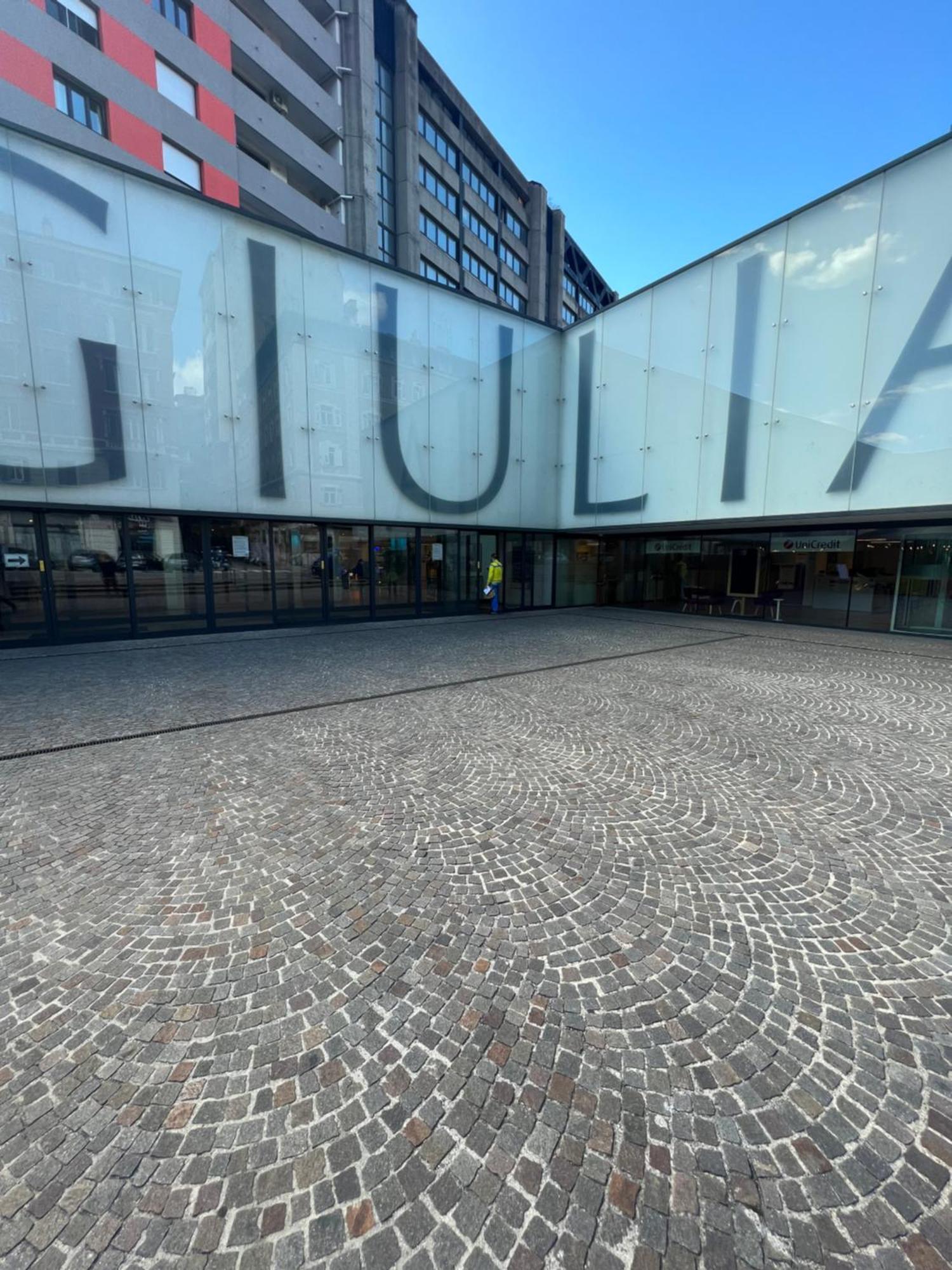 Alla Scalinata Del Teatro Rossetti Parcheggio Triest Exterior foto