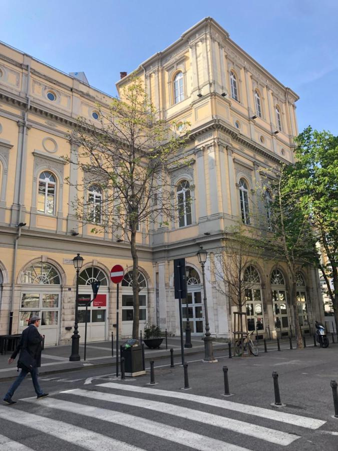 Alla Scalinata Del Teatro Rossetti Parcheggio Triest Exterior foto